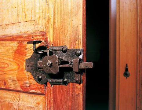 Hotel Münchner Hof Regensburg antike Holztuer mit Türschloss