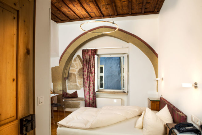 Hotel Münchner Hof Regensburg Queen Komfort Antiker Türbogen